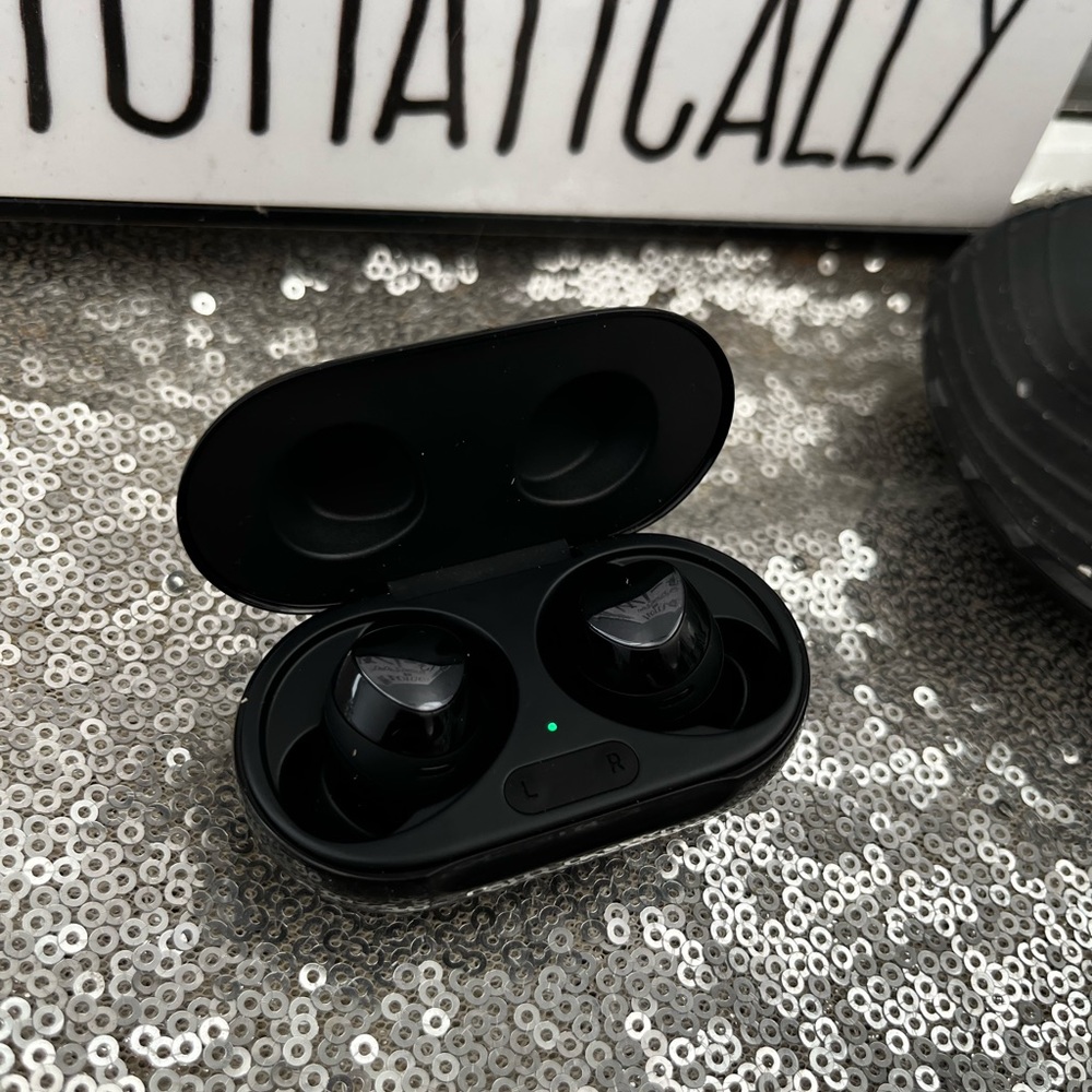 Barely use Samsung ear buds. Looks new. No charger cable.